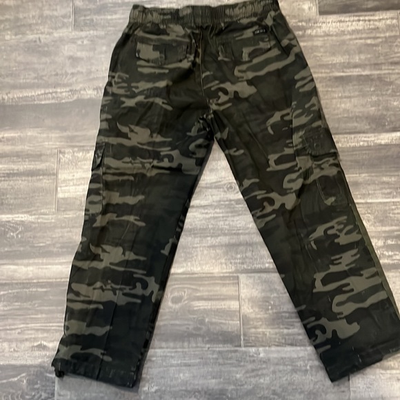 New Sanctuary Cargo Pants Size 30. Camo design - Picture 4 of 6